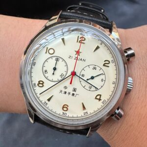 Montre pilote chronographe rétro à cadran ivoire et aiguilles bleues