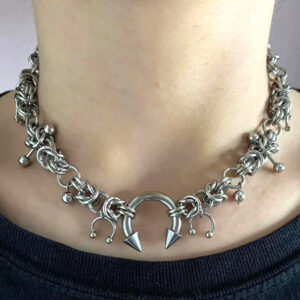 Collier pirate argenté à anneau central et pointes