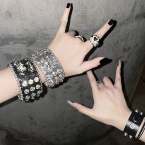 Bracelet pirate gothique en cuir noir argenté avec ornements