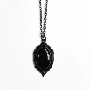 Collier pirate camée noir à cabochon brillant dans un cadre baroque