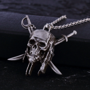 Pendentif pirate argenté tête de mort avec sabres
