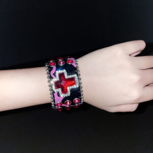 Bracelet gothique noir avec ornement croix en cristal rouge