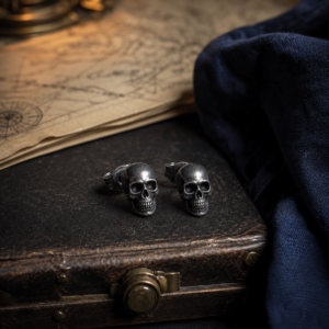 Paire de boucles d’oreilles pirate mini-crâne en métal sombre