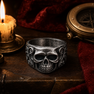 Bague pirate sombre avec relief de crâne et volutes nautiques