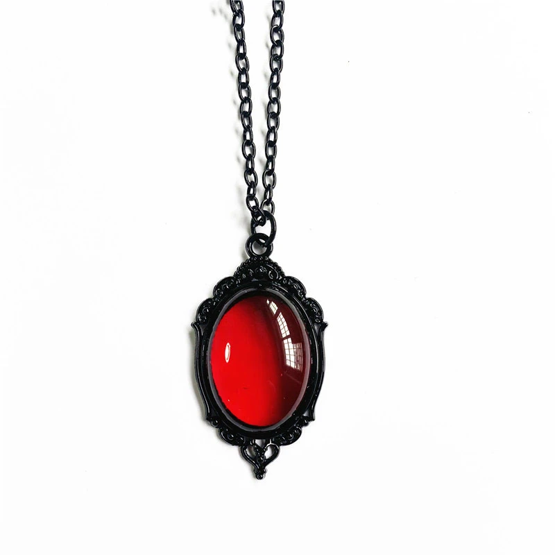 Pendentif camée rouge dans un cadre noir