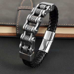 Bracelet pirate noir en cuir tressé avec maillons de chaîne argentés
