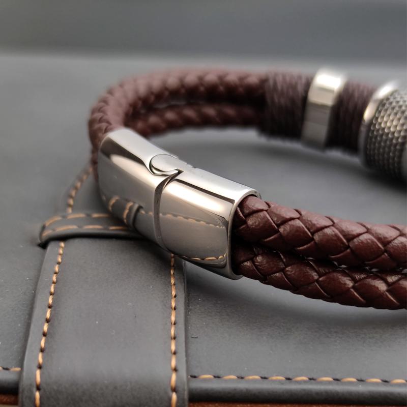 Bracelet pirate en cuir tressé brun — Cordage du Quartier – Image 5