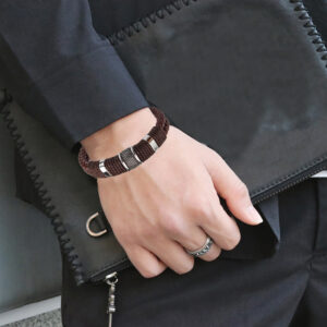 Bracelet pirate brun en cuir tressé porté au poignet